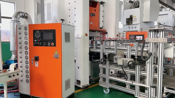 ISO 36-70 Stroke/min Mitsubishi PLC Electric Feeder yang disesuaikan Mesin pembuatan pot aluminium foil LK-T80