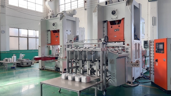 Pembuat Kontainer Foil Otomatis Siemens Motors Kontrol PLC Dengan Kapasitas 4 Ruang