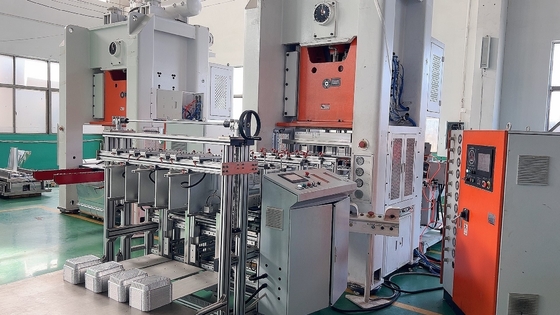 Mitsubishi Brand PLC dikendalikan 18000pcs/h Aluminium Silver Foil Container Membuat Mesin