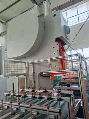 LK-T63 Mesin Pukulan Wadah Foil Makanan 9.000–12.000 Unit/Jam Output